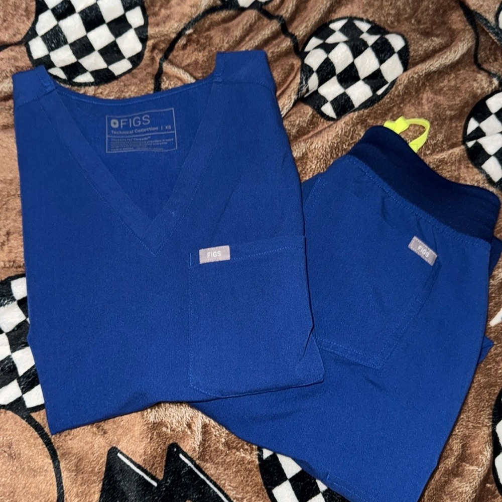 FIGS scrub set: Catarina top: XS / Zamora Joggers: XS